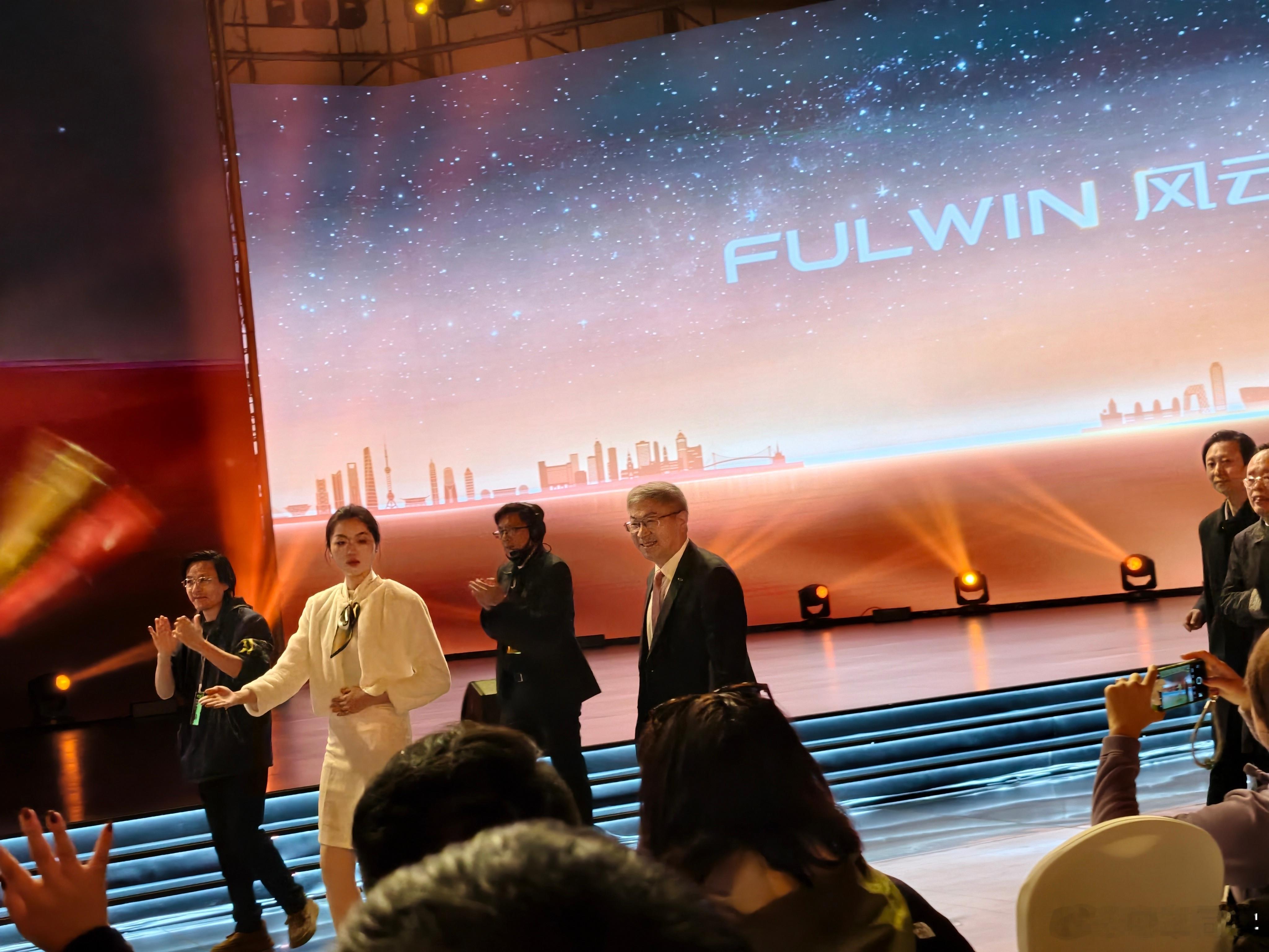 尹总来了，现在几乎每场发布会都会来捧场！ ​​​