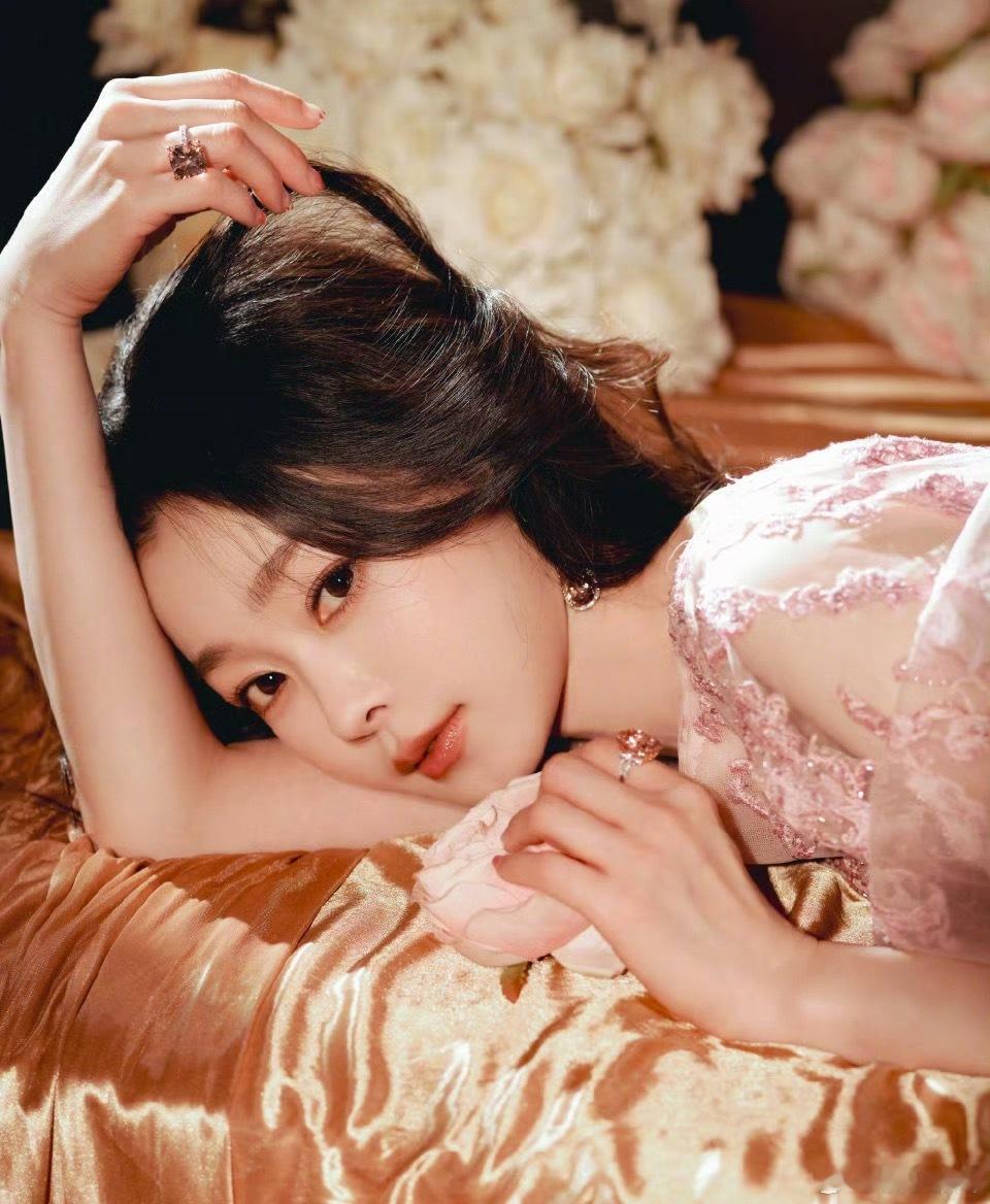 宋轶无名指戴了戒指再掀恋情讨论。一边是长期零互动、疑似取关，一边是造型戒指与私下