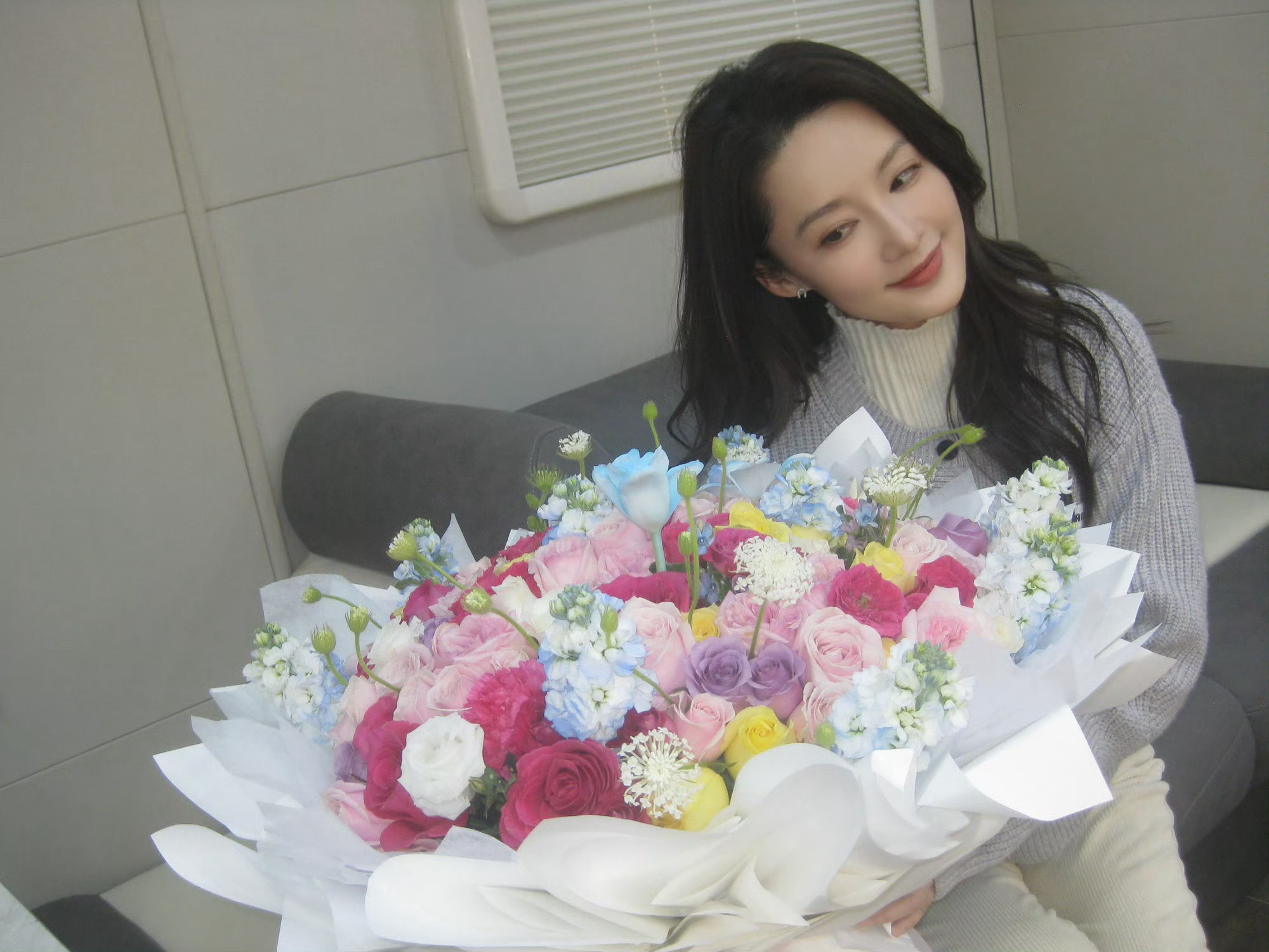 李沁收到来自春天的花李沁捧花营业照 李沁捧花营业照，收到来自春天的花，明媚灿烂活