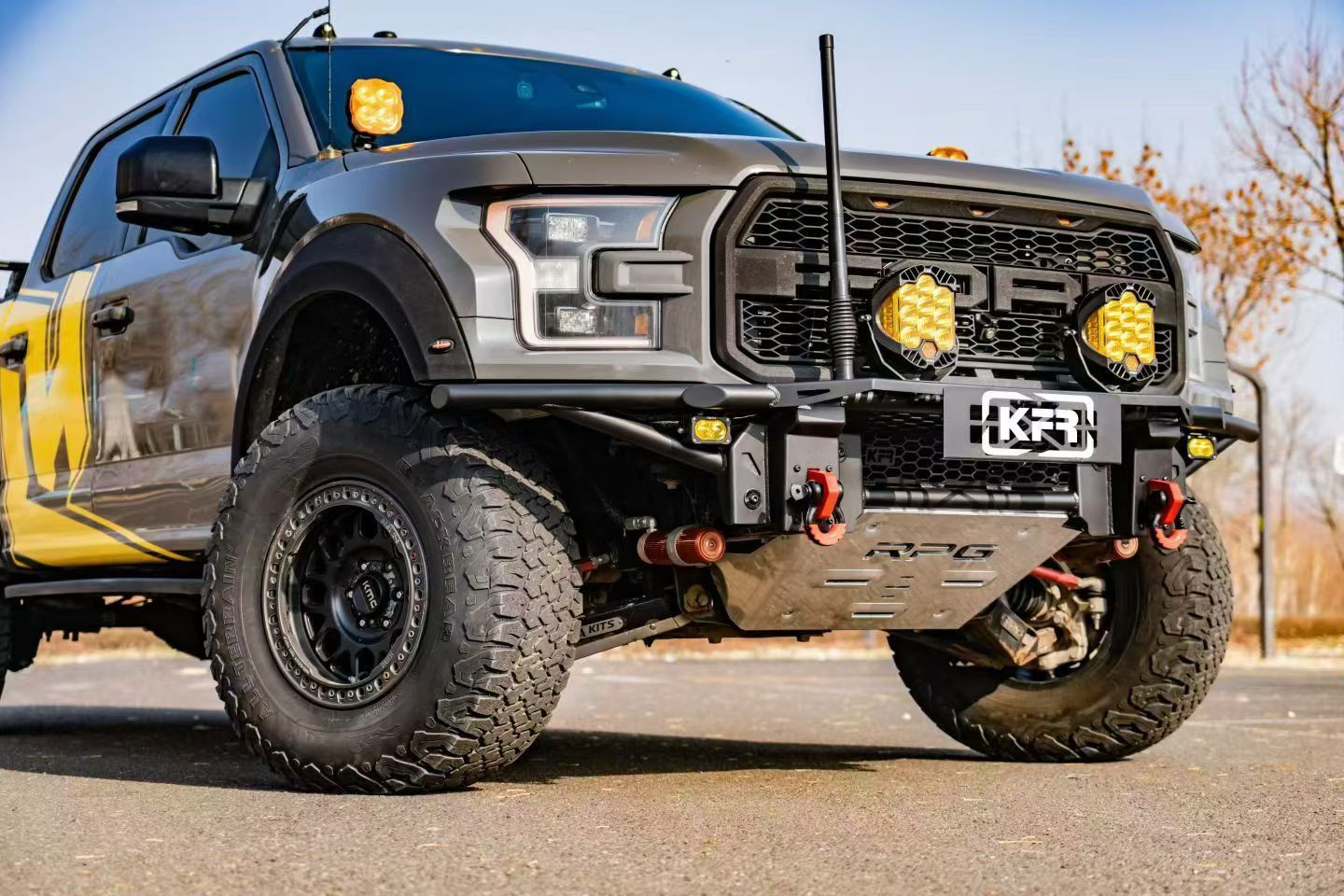 这猛禽的冲沙前杠够帅，在沙漠里玩儿的也会比较爽。代价是需要上移中冷。大v聊车汽车