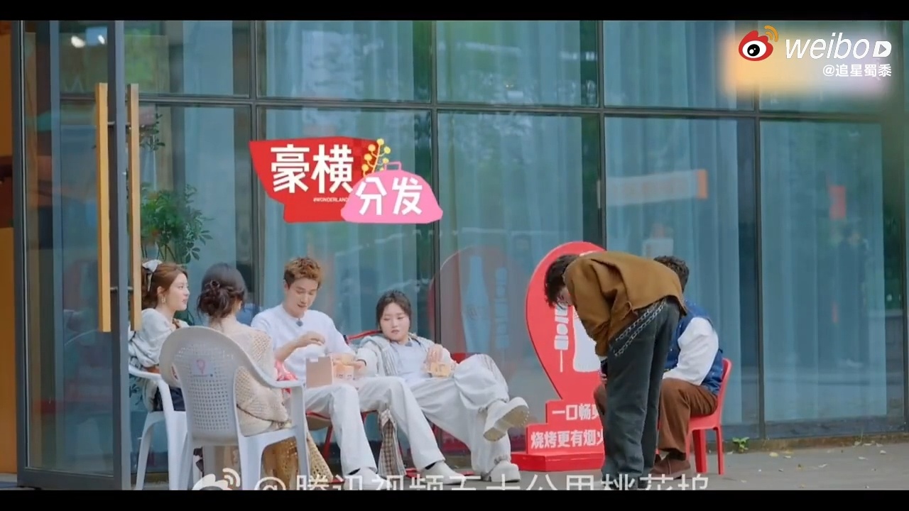王子奇给贺峻霖盲盒包圆了王子奇给贺峻霖盲盒包圆了  为朋友的快乐买单，王子奇太懂