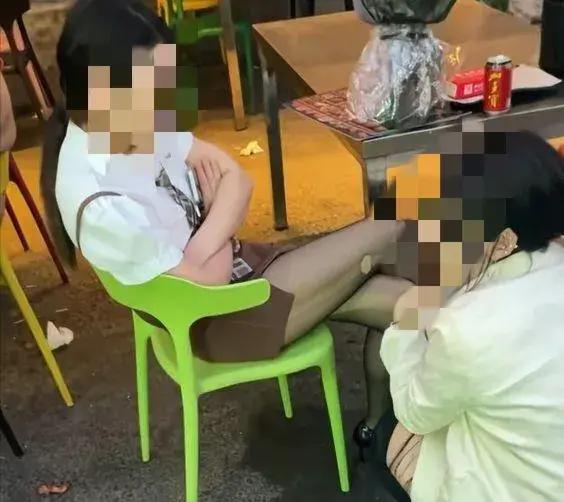 辽宁，3名年轻女生进店撸串喝酒，中途主动打电话叫男生过来喝酒，对方没来，等到结账