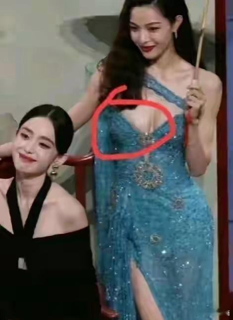 钟楚曦走光，这么穿不走光是不可能的[哈哈]还是的注意穿衣啊 ​​​