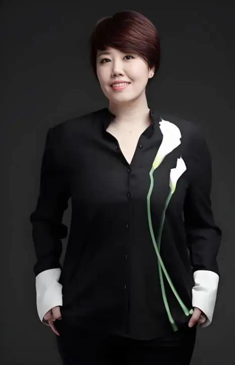 春晚来了，于蕾又来了！于蕾出任2027年的央视春晚总导演，她嫁给了工作，47岁仍