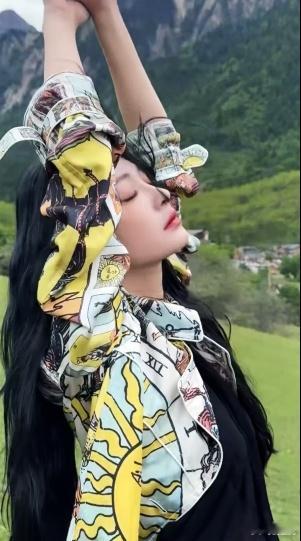 周洁琼糊图即神图 我说周洁琼糊图即神图没人反对吧！直播出发图美貌清晰，期待值拉满