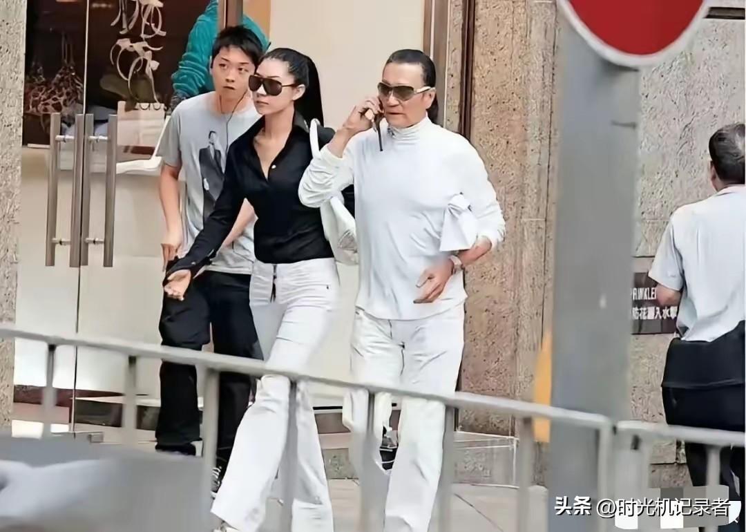 谢贤乱情，不乱生育，一生就两个孩子，还都是狄波拉生的。
谢贤拎的清楚，什么是一时