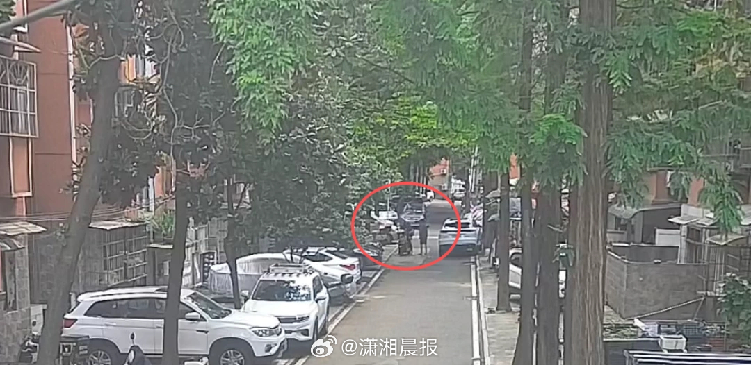 【#3名男子为炒作摆拍朝外卖吐口水#，#摆拍外卖员朝外卖吐口水被行拘#】7月26
