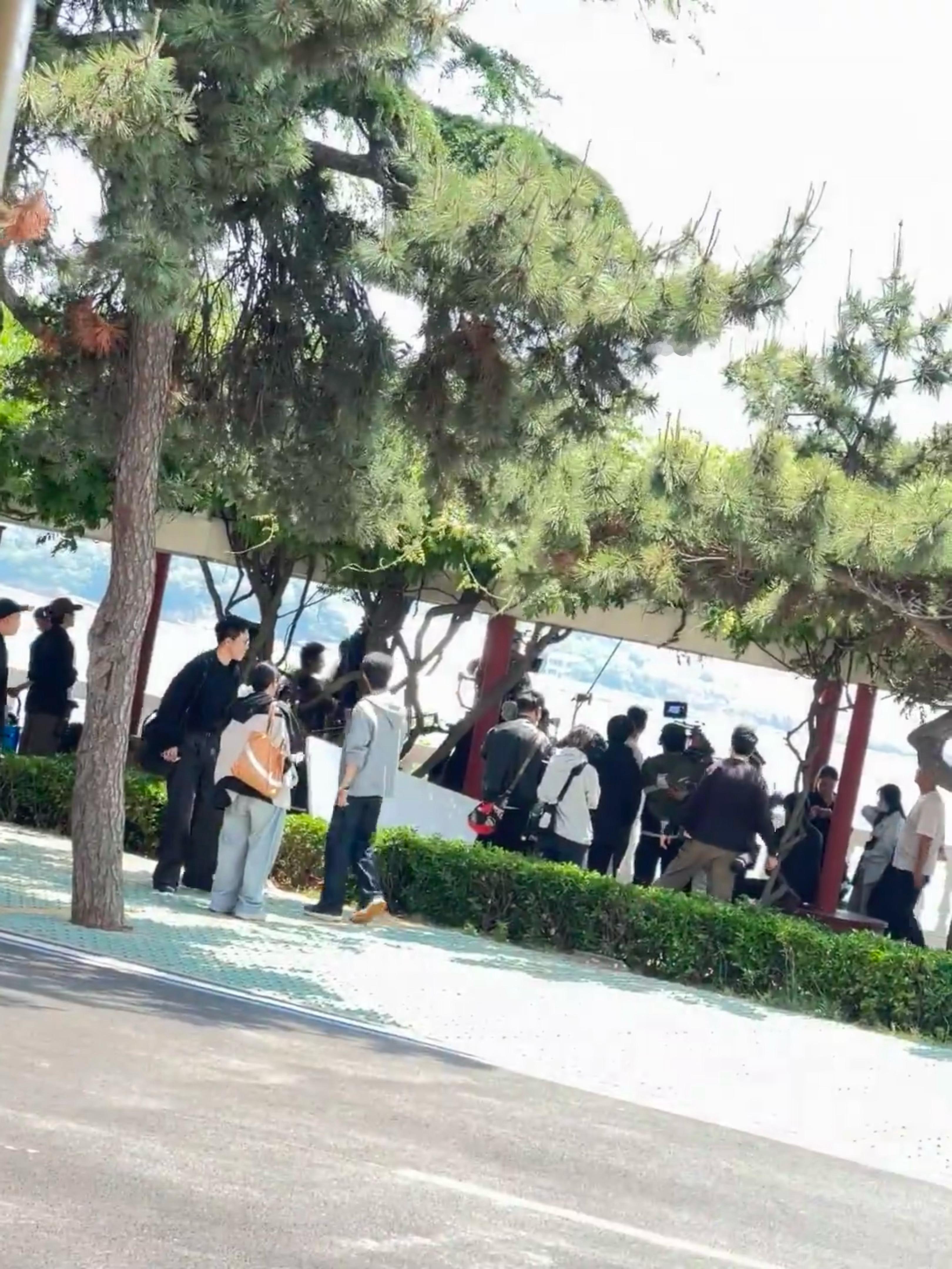 我与爱同谋 关晓彤、林一、姚琛今日《我与爱同谋》路透职场装造型！！！ 