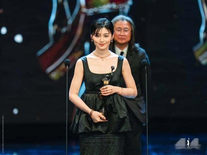 第44屆香港電影金像獎丨最佳新演员：邓涛《女孩不平凡》鄧濤在後台表示開心、興奮：