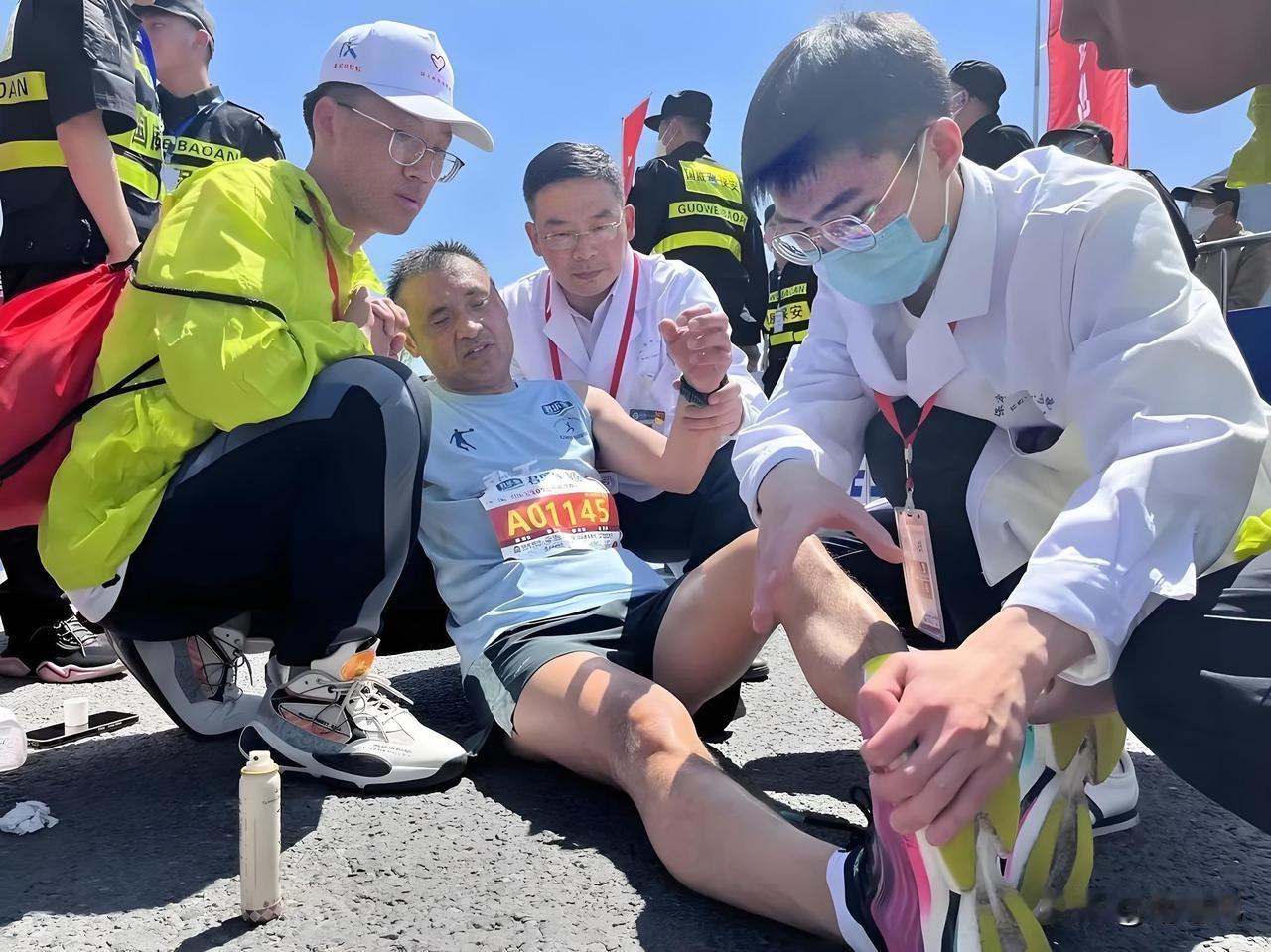 跑马健康证明该怎么把关？是严格筛查还是自愿为主？

近期举办的某马拉松赛道上，一