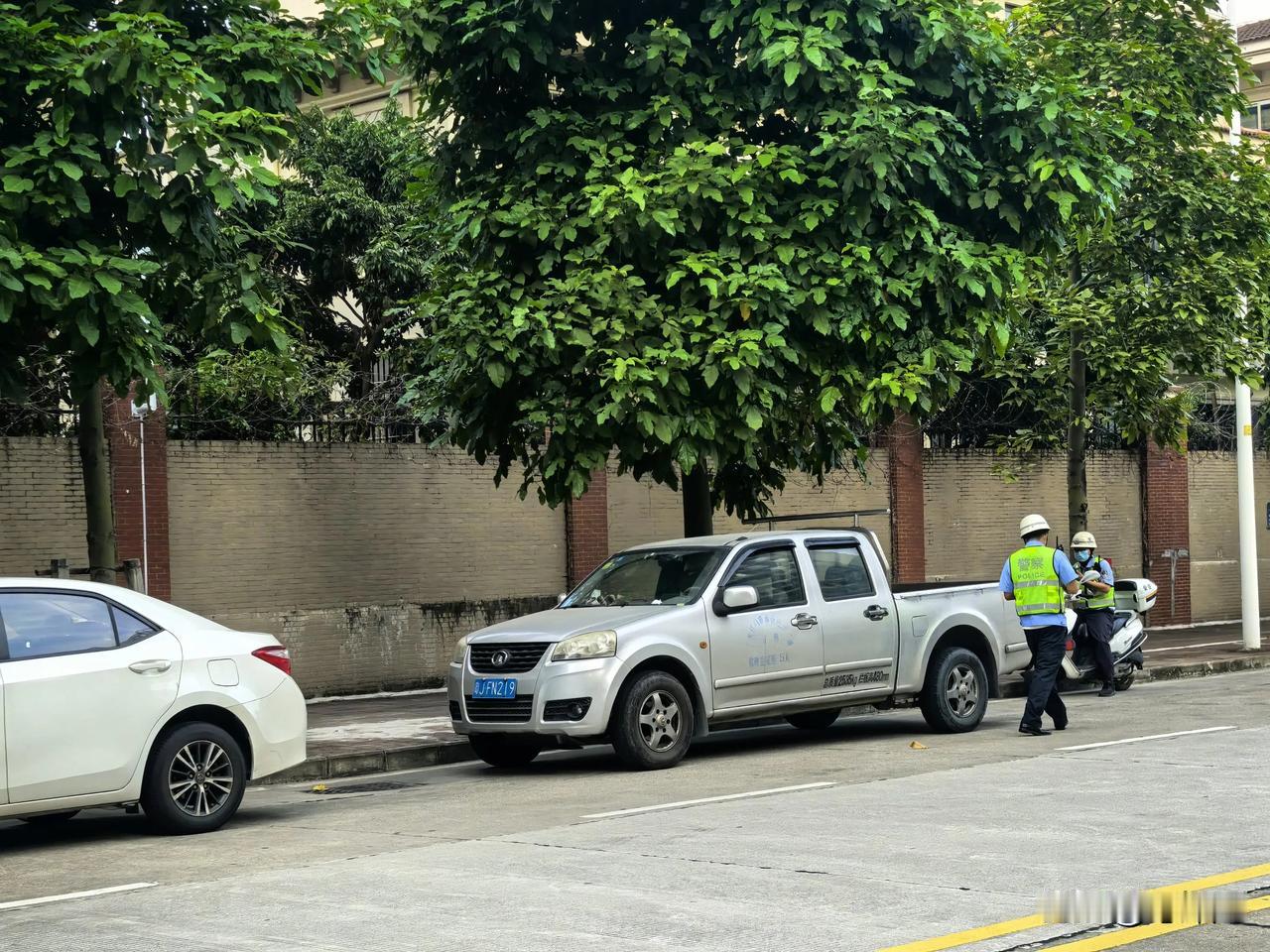 为什么不去上交警类大学？同事的儿子考了6百多分，可以上交警类的大学，吃国家饭，可