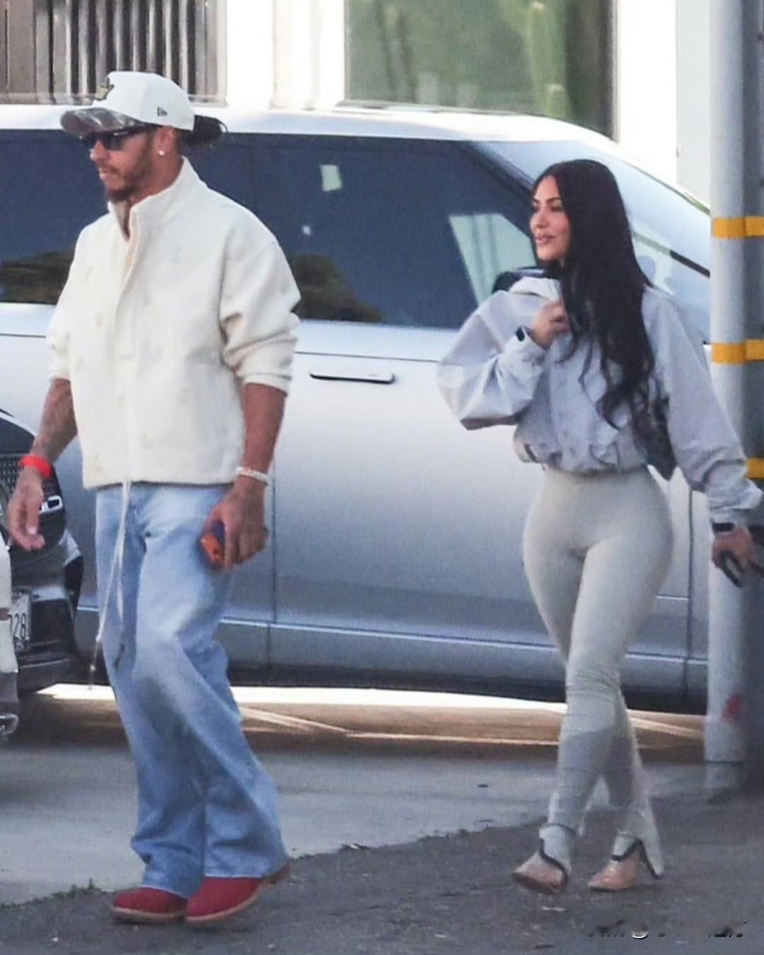 近日，金·卡戴珊与男友刘易斯·汉密尔顿同现身洛杉矶家居店，两人低调并肩挑选地毯，