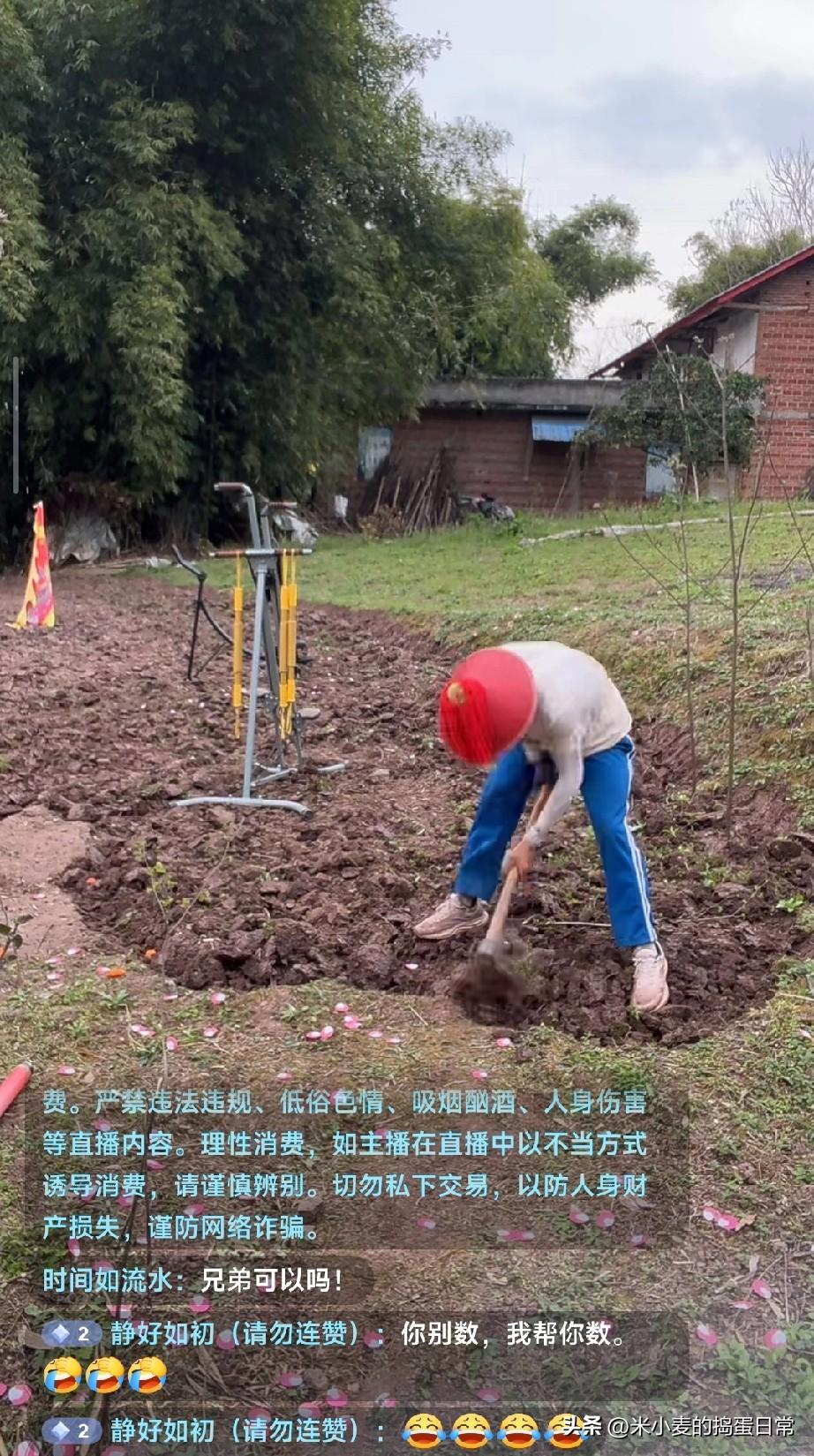 直播挖土赚打赏，这钱挣得太实在了
 
重庆一位主播火了，他的直播内容既不是唱歌跳