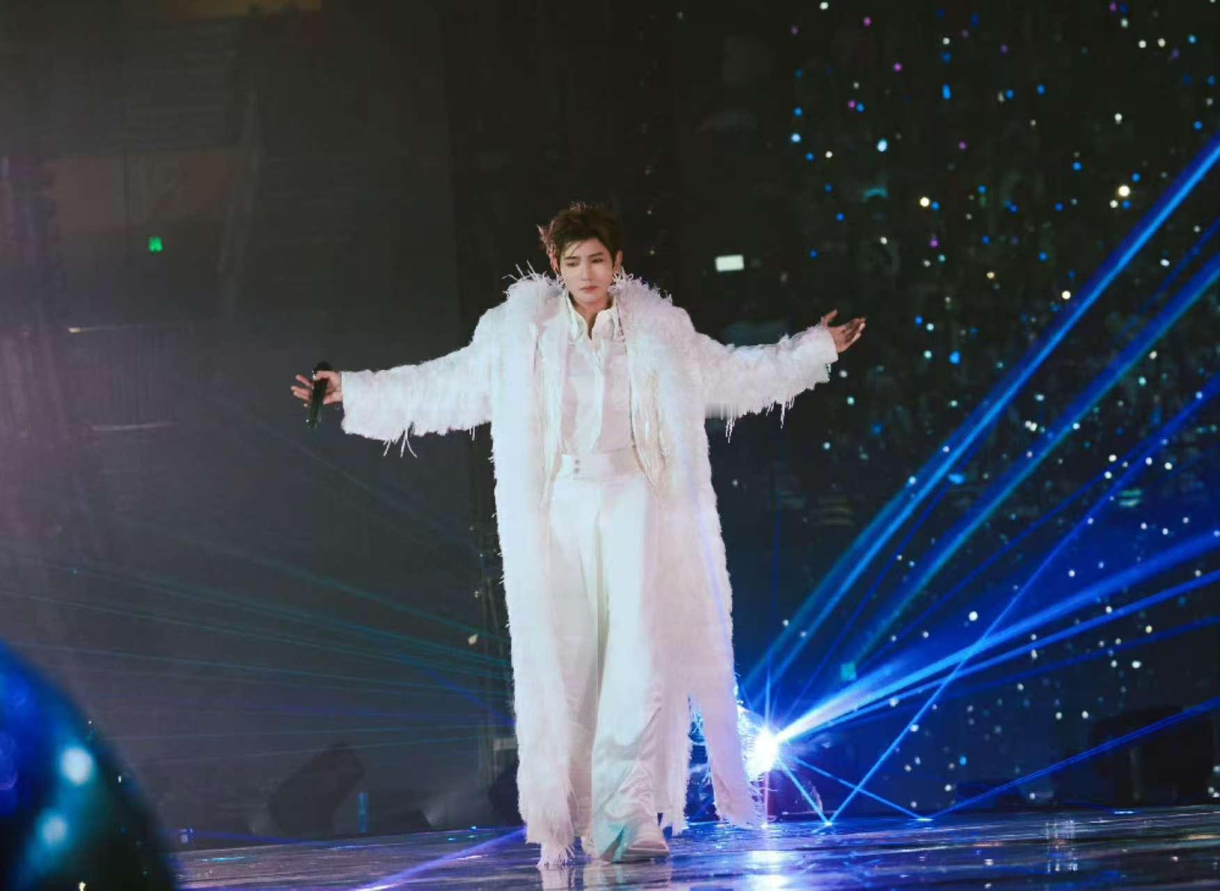 王源心中奔腾的梦想王源热爱的弧度王源心中奔腾的梦想，热爱的弧度，