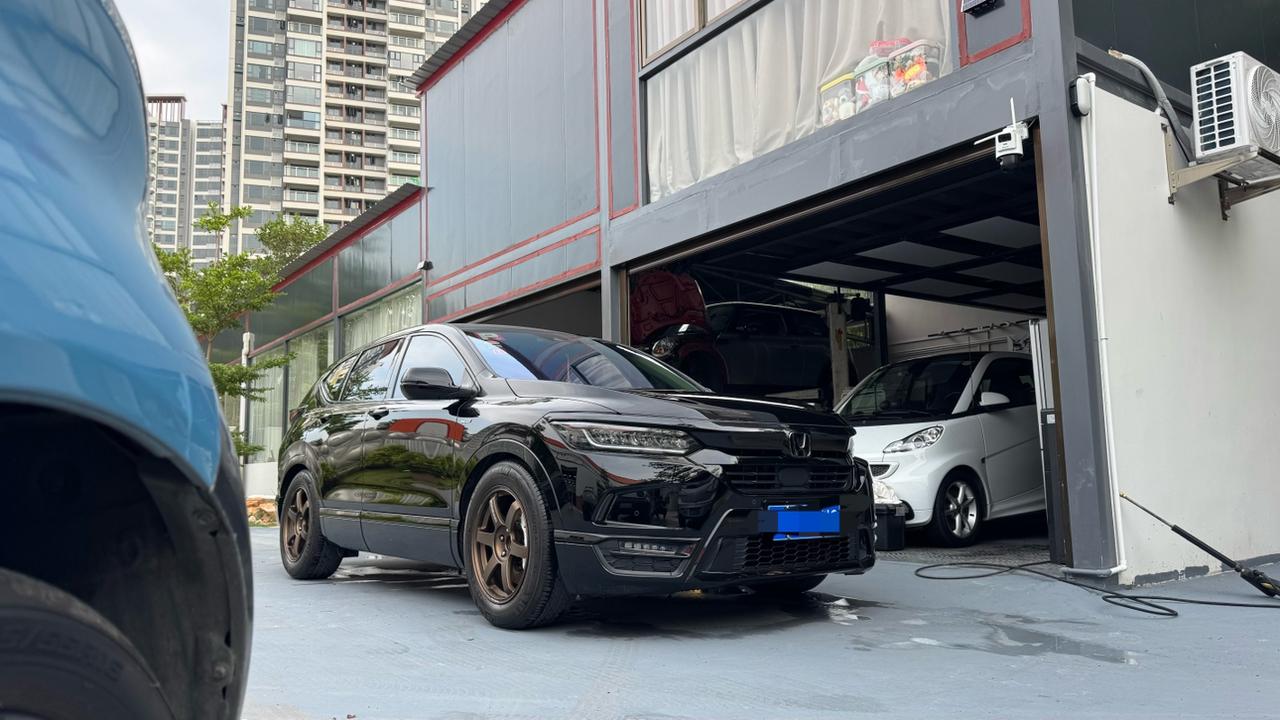 今日再交付了一辆换绞牙的SUV
原装轮胎尺寸+适度的车身降低，看着很饱满
这次设