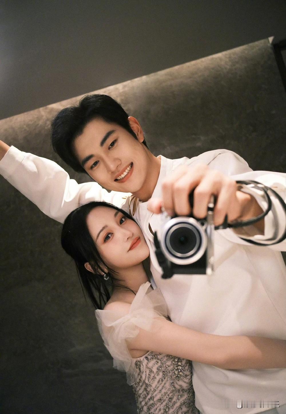 金莎高调发文：终于不是一个人漂泊啦。

10月6日，金莎在社交平台发文：

“中