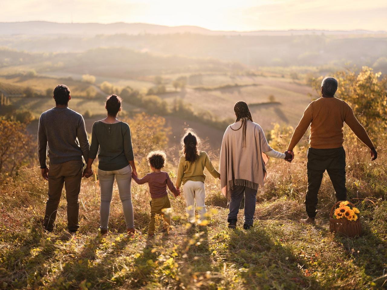 除了红白喜事，亲戚为啥不联系了？真相扎心却暖心
 
你发现了吗，现在亲戚之间除了