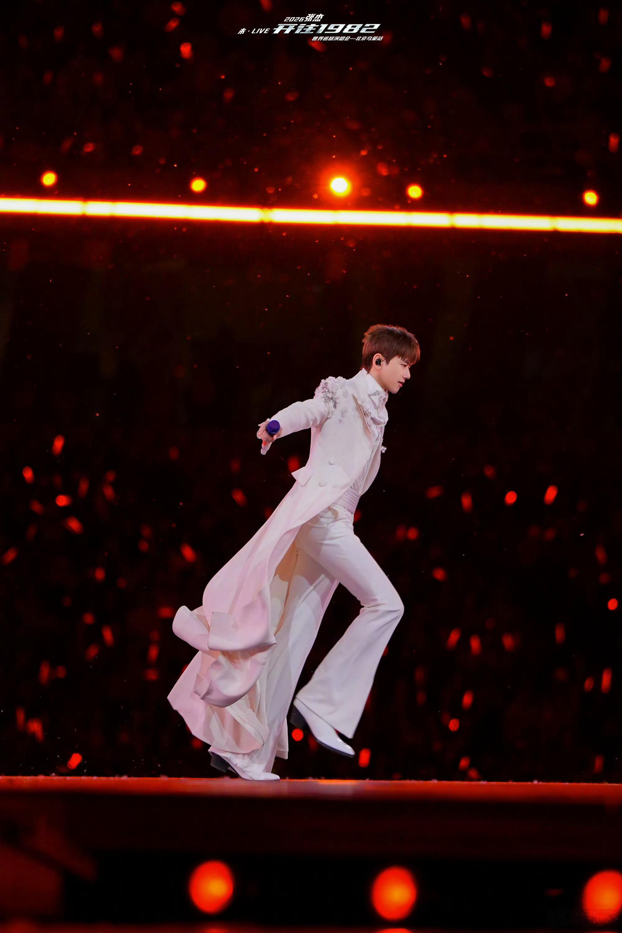 张杰鸟巢马上就是最后一周了杰哥自己都感慨，没回过神鸟巢演唱会已经唱到第11场啦✨