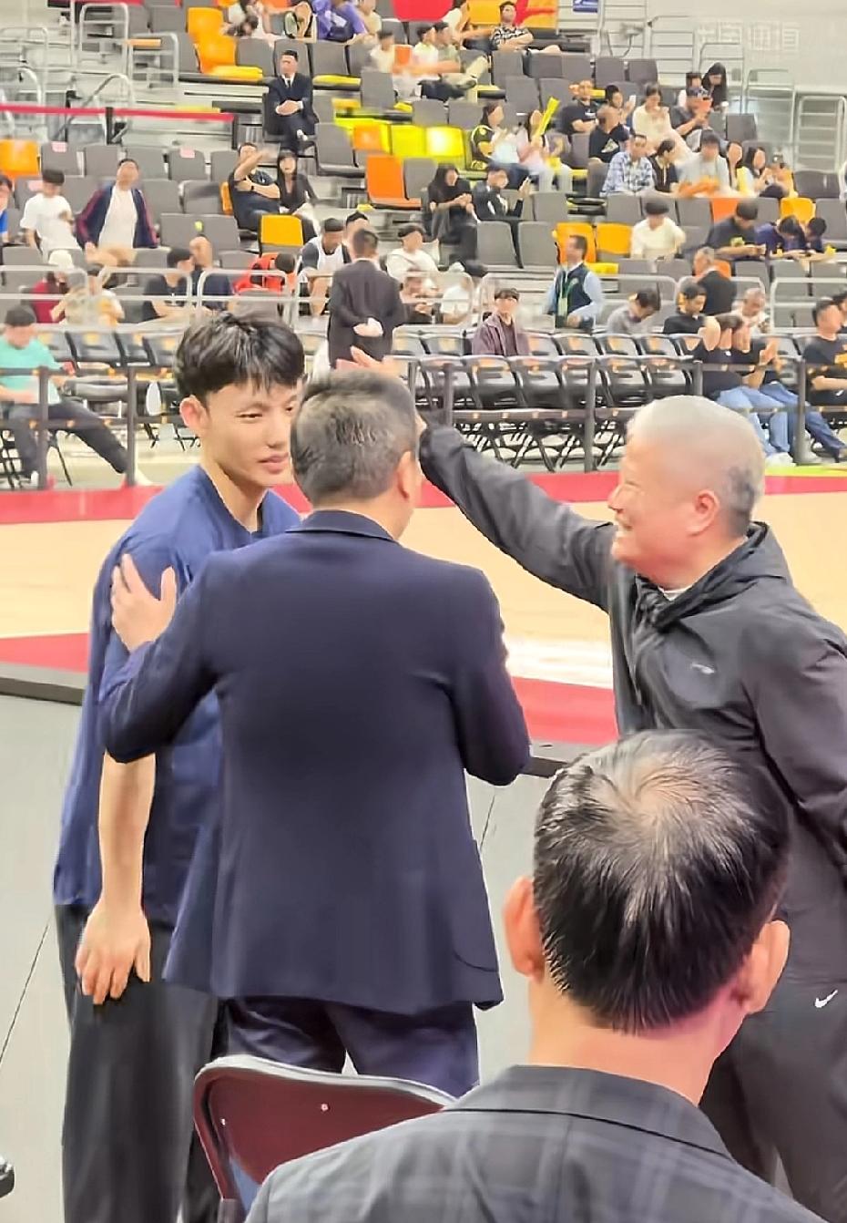 广东队球员徐杰估计要发财了啊，徐杰在广东队老板陈海涛的介绍下，认识了东莞的首富王