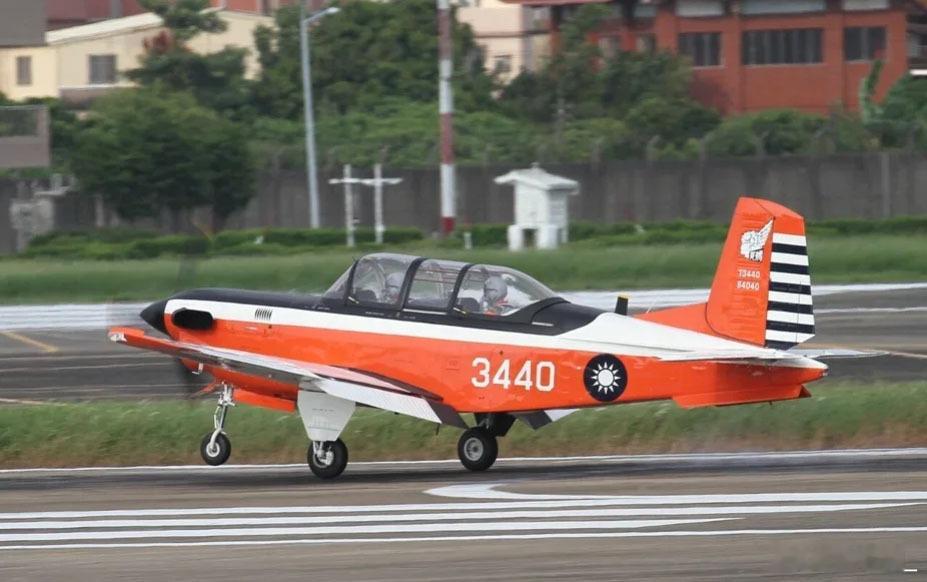 台空军编号3414的T-34初级教练机日前在冈山空军基地失事坠毁，造成2名飞行教