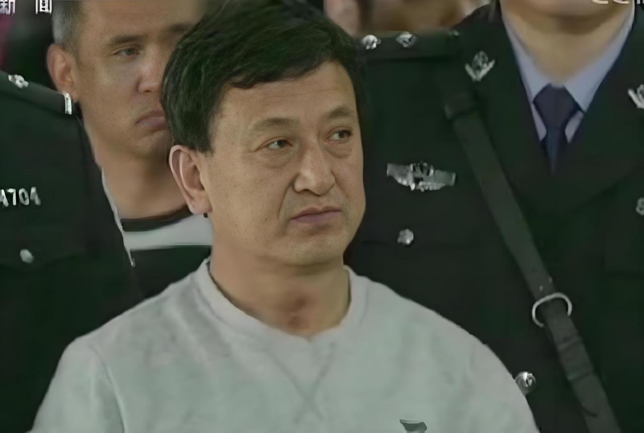 在盗墓这个见不得光的圈子里，姚玉忠的名字曾经是一个传说。
这个只有小学文化的内蒙