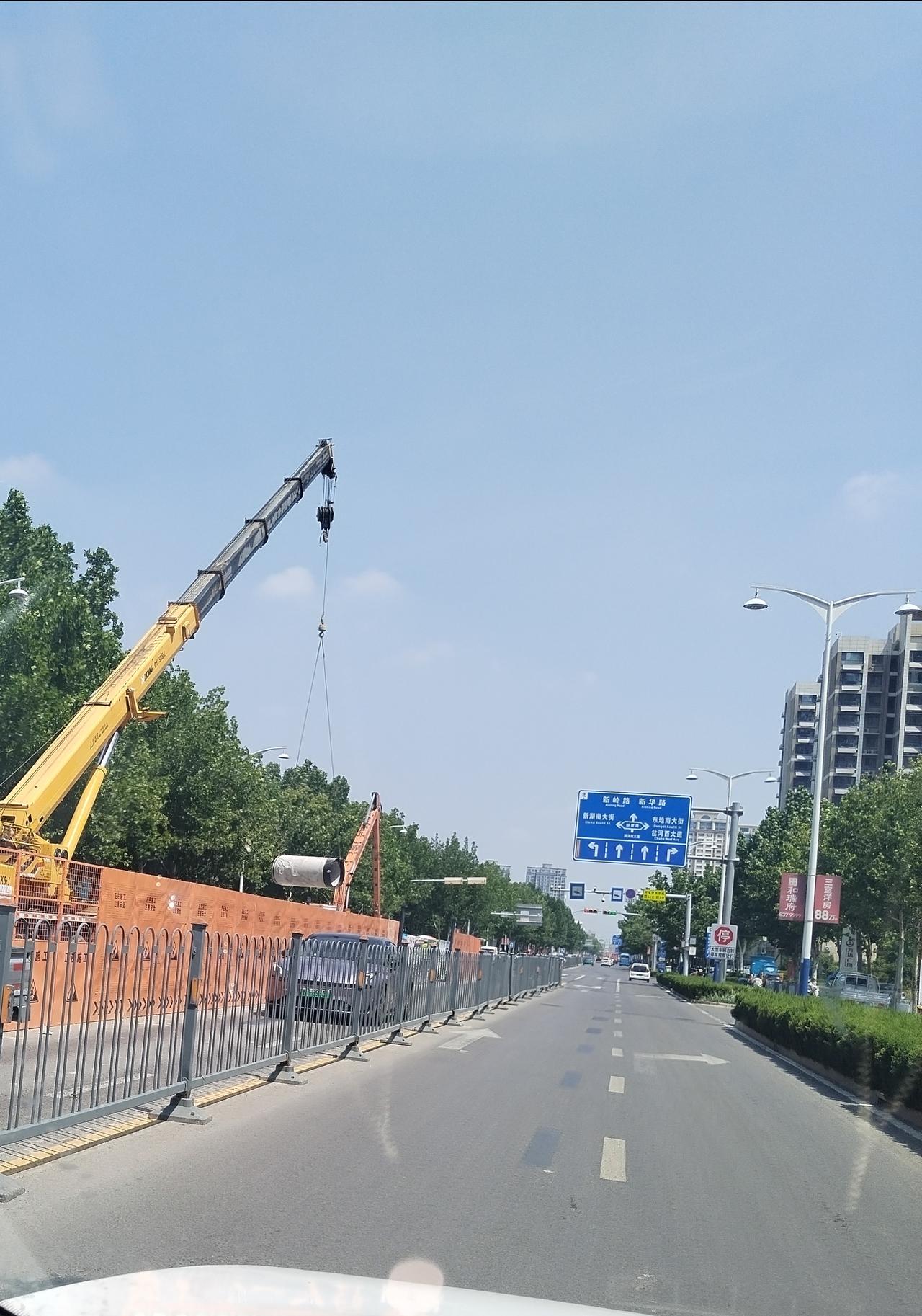 湖滨路，从南到北，万达附近在修路，广场附近在修路，整个这个路段就没有 囫囵的……