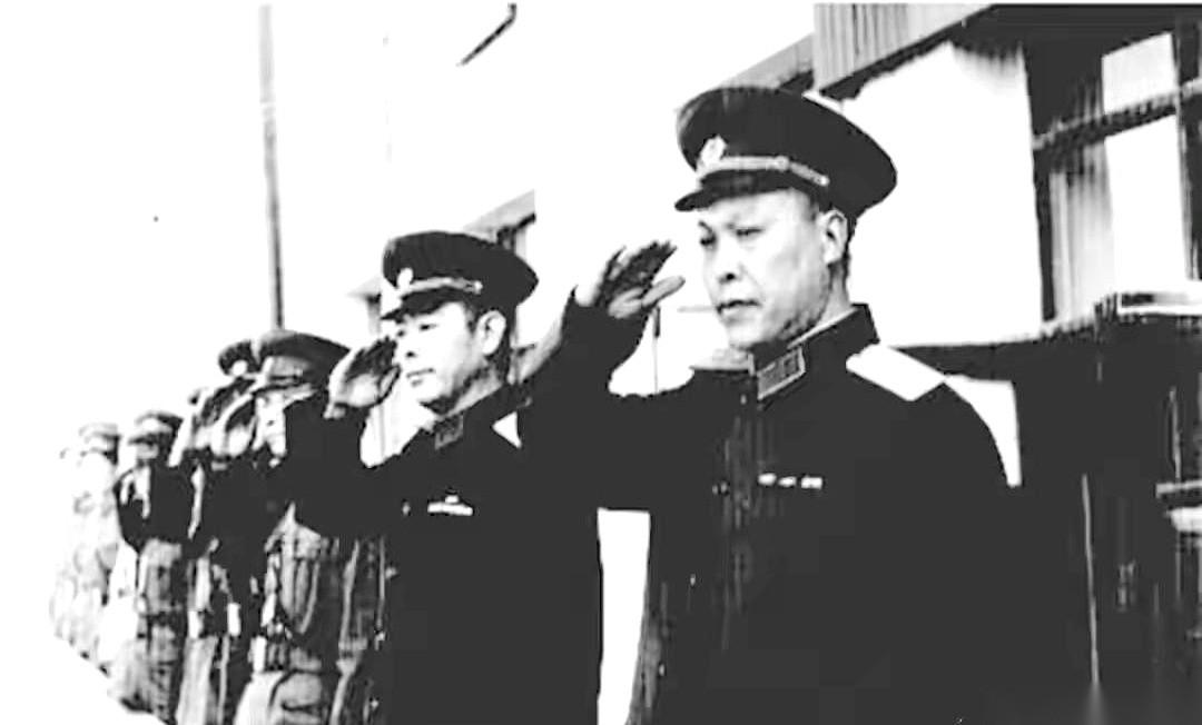 这是一张五十年代后期的黑白老照片，镜头直接对准了哈尔滨军事工程学院的开学典礼。