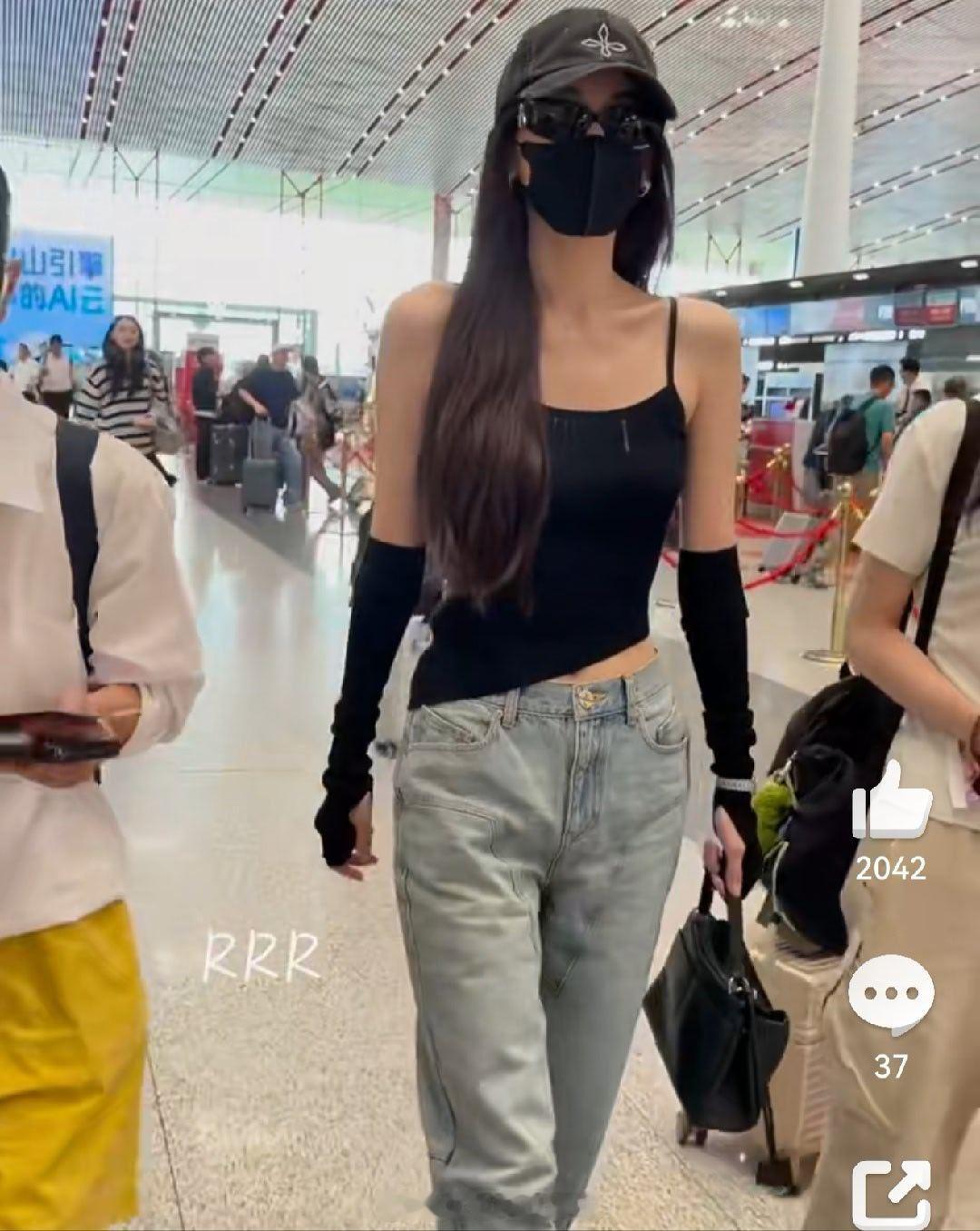 娜扎的直角肩，真的好薄好瘦好美，真女明星出街娜扎直角肩