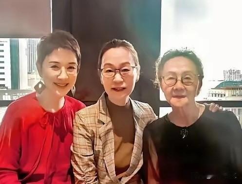 很温馨的一张合影照片。
当中一位是著名演员奚美娟，右一是老戏骨吴彦姝，她俩曾联袂