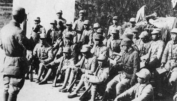 1938年，新四军3干部带枪跑回延安，2人被枪毙，1人逃走后成中将。
 
这三人