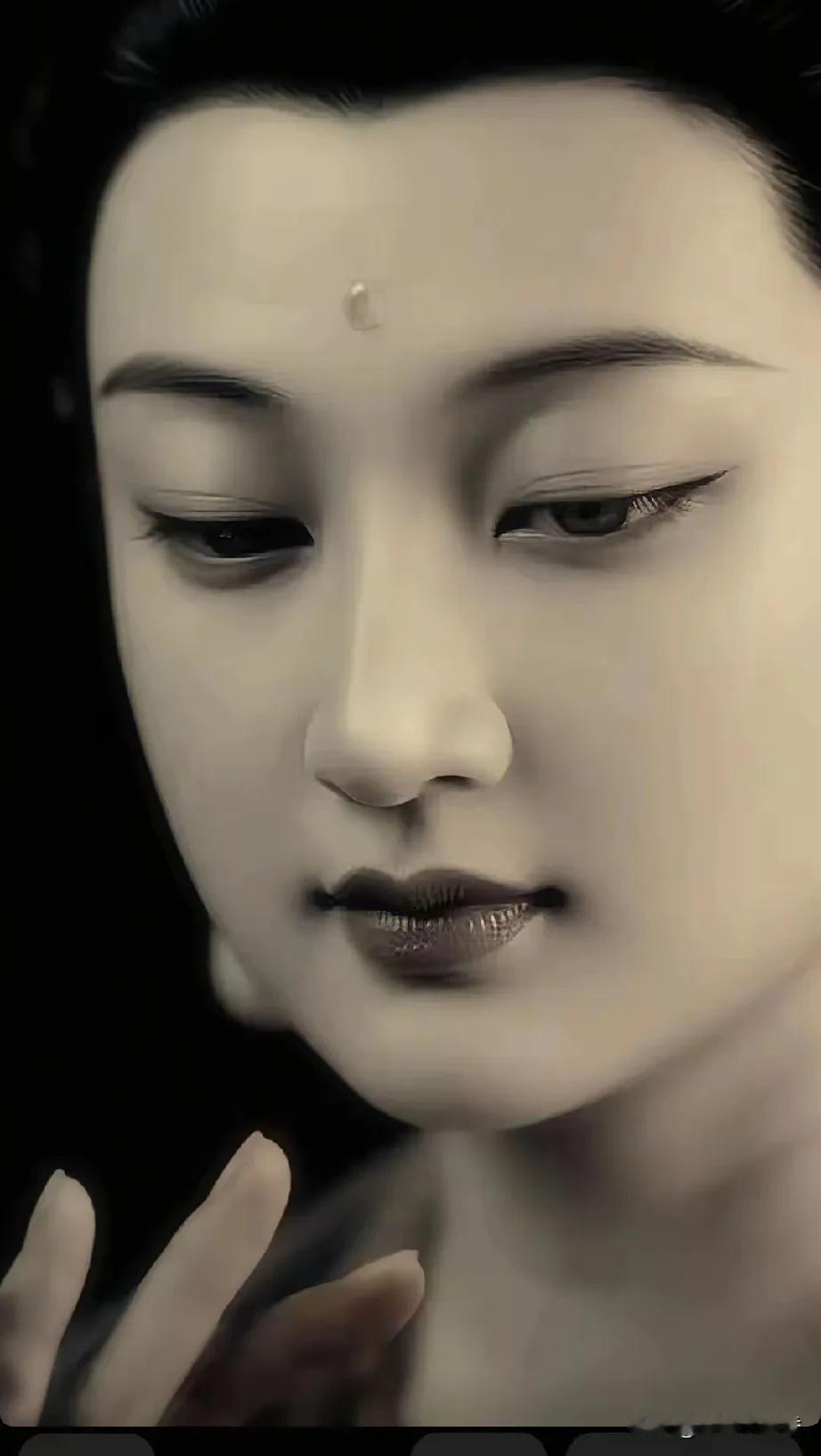 史书记载李世民称武则天为媚娘，其长相“龙睛凤颈，方额广颐”。从卢舍那大佛模样，有