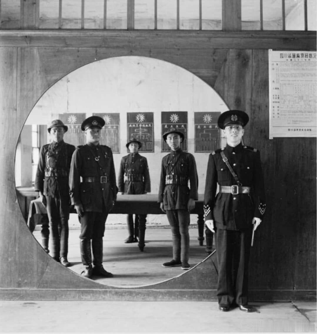 1944年，成都警察局国民党这身行头确实不错不过国统区都是稀碎的这不过是四川军阀