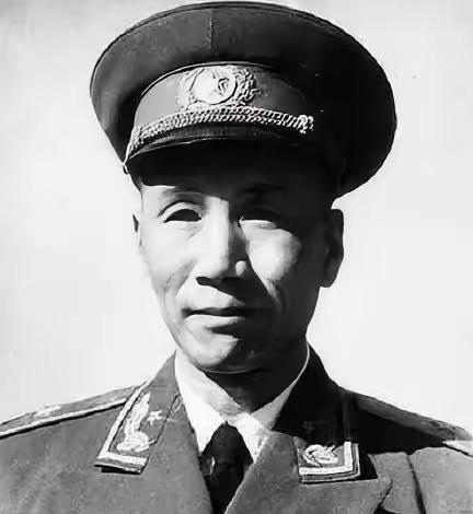 1941年，国军团长陈锐霆投奔新四军后，在夜里被人连捅3刀，杀手走后，伤重的他本