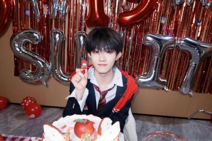 苏新皓怎么红成这样了 苏新皓这波红真的是实打实的人气积累，现在不管是线上话题还是