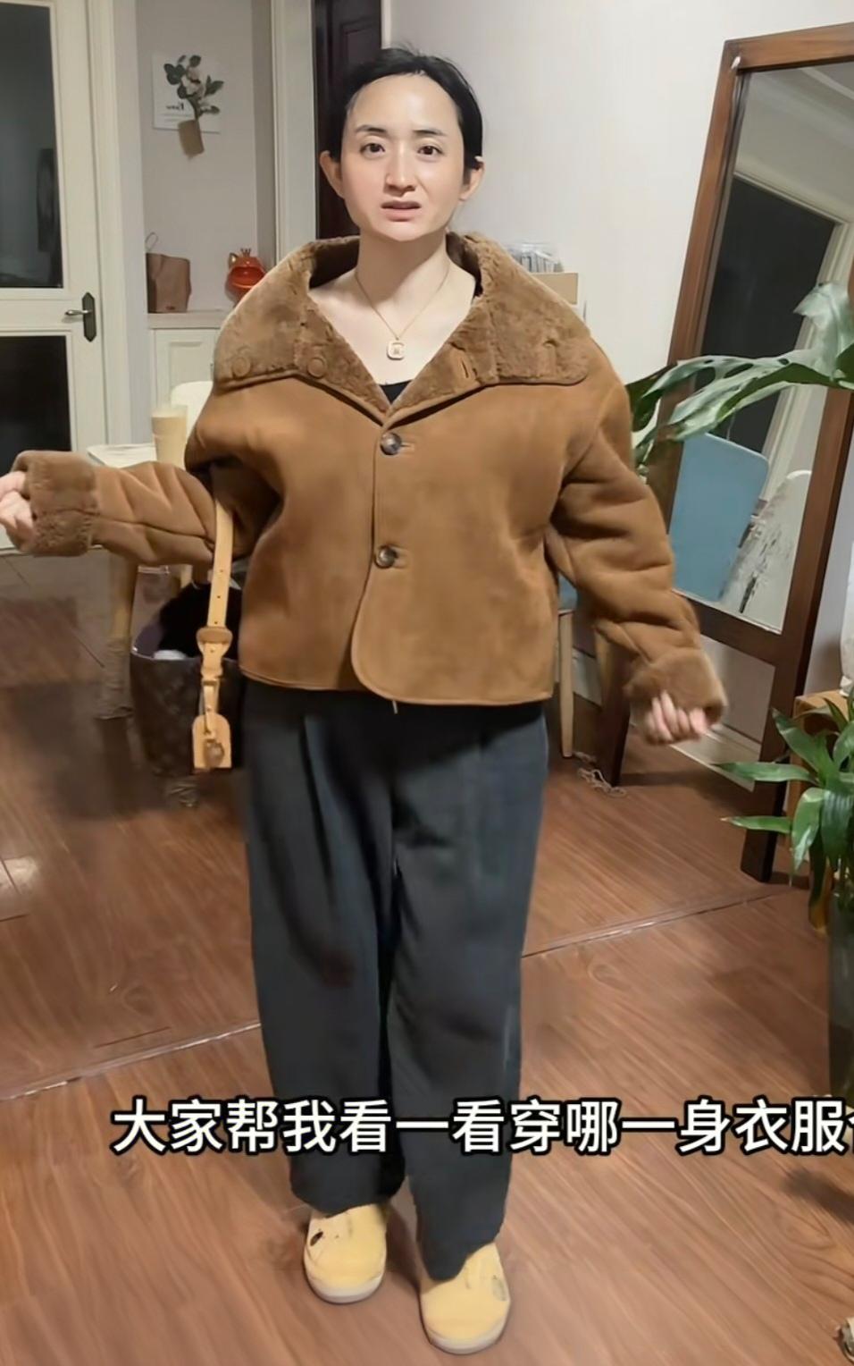 好长时间没刷到雅典娜了，这都年底了雅典娜依然单着，要去相亲了，问粉丝哪套衣服合适