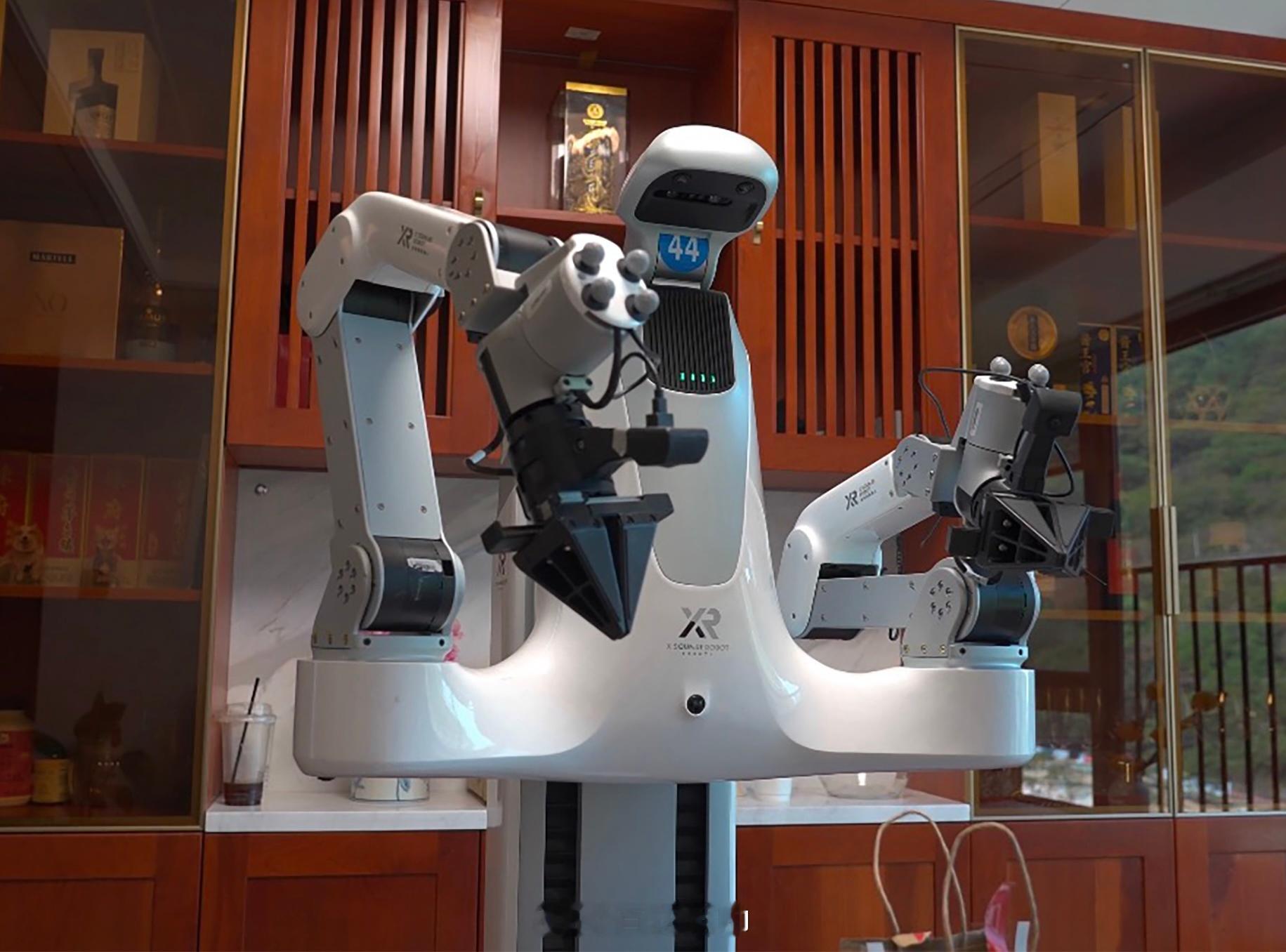 进家庭干活的机器人终于来了 终于有机器人不是在台上跳舞，而是真的进家干活了！这波