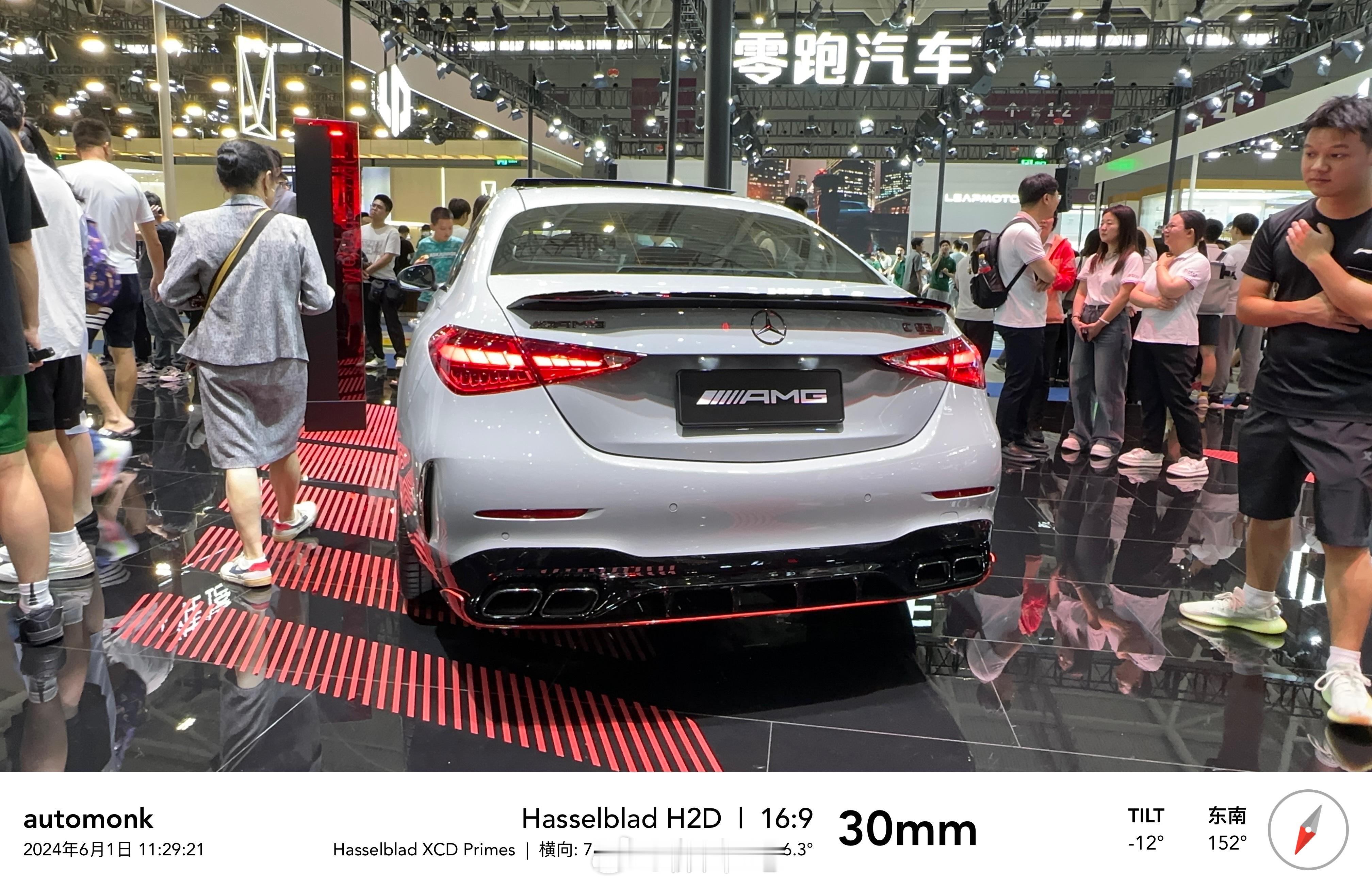 奔驰展台人流量超大，AMG C63来了，AMG CLE53也来了……[爱你]#大