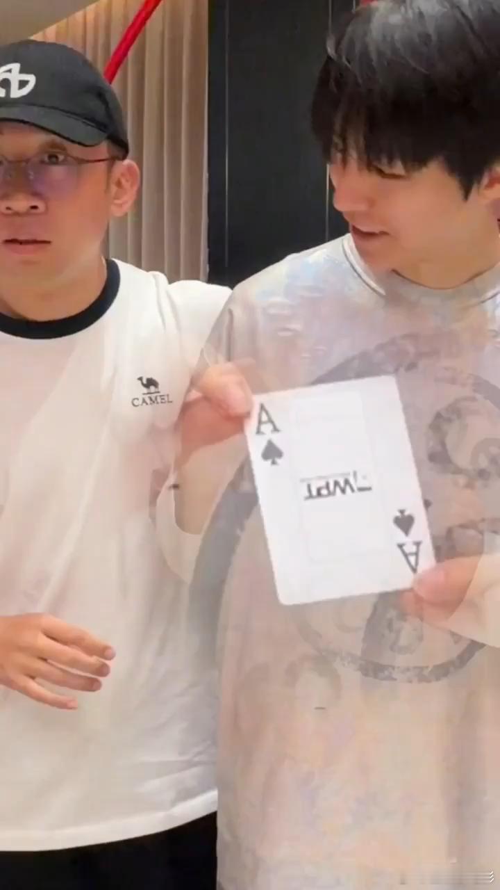 王俊凯杨迪看周杰伦变魔术王俊凯杨迪被周杰伦魔术震惊了 啊哈哈哈我也想要看 