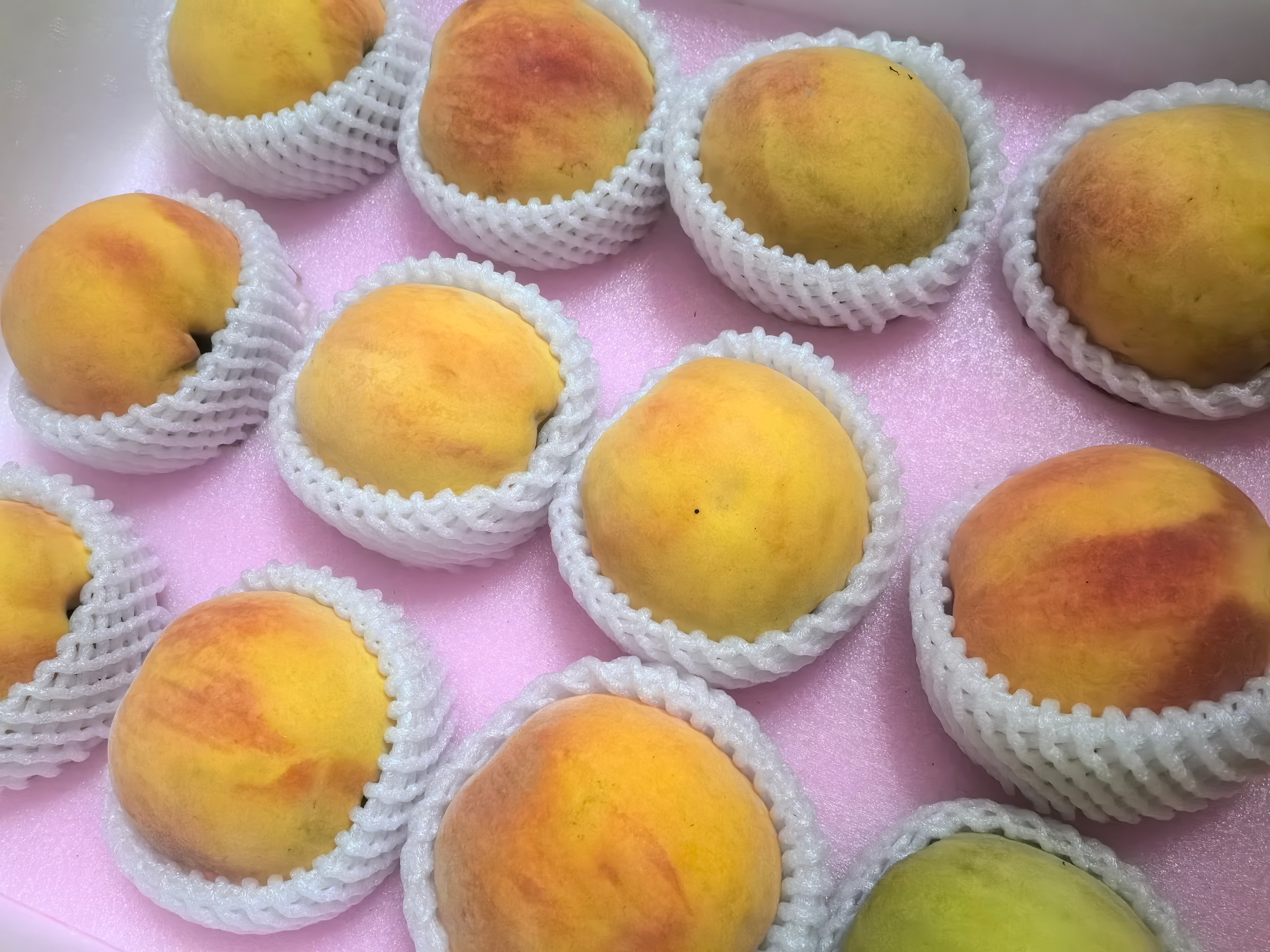 我妈妈好会买🍑超级超级超级甜，今天吃了三个，我要变黄桃人了