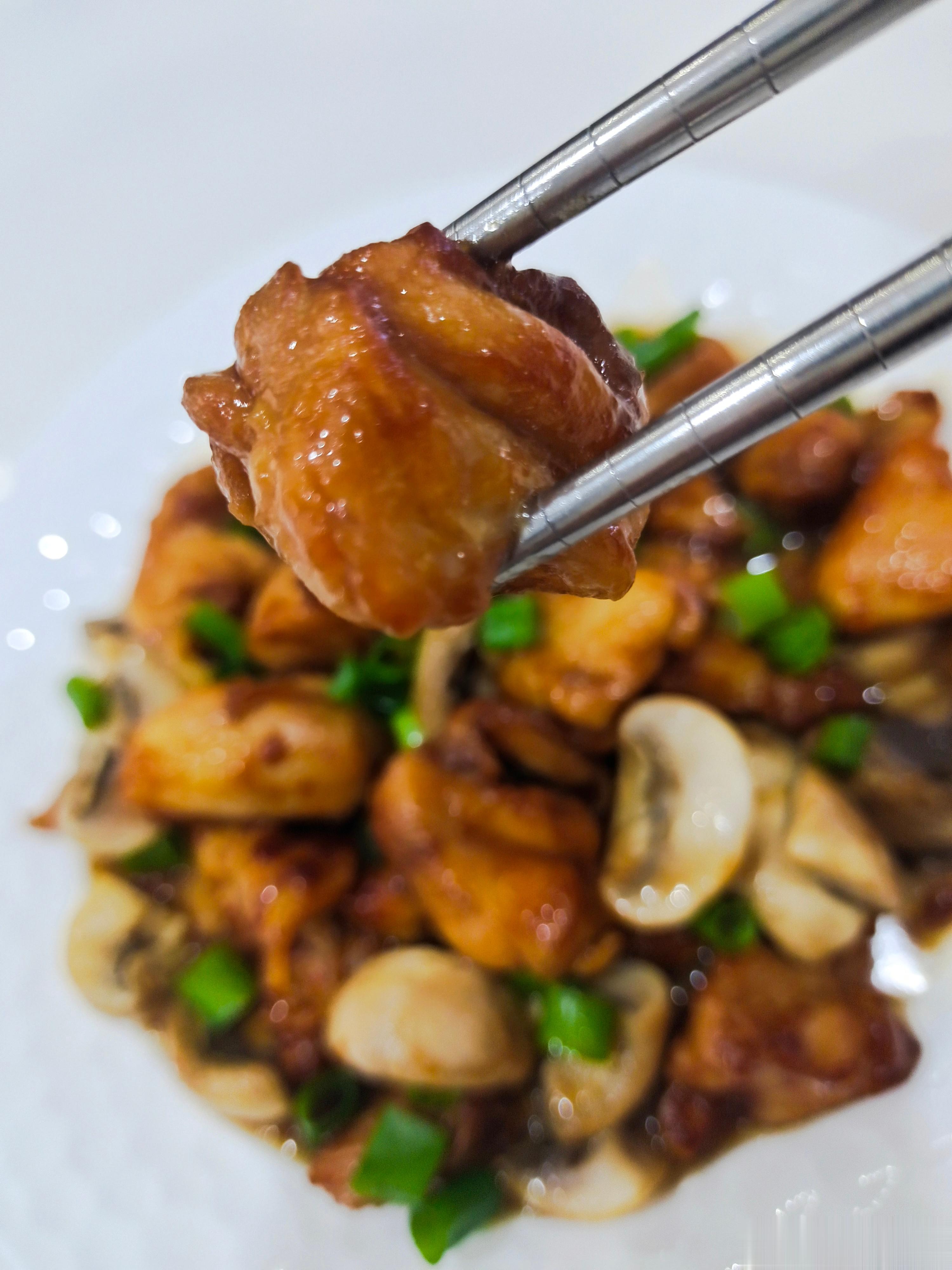 #你为什么不爱吃炸鸡了#因为鸡肉有了刚好吃的做法！口蘑鸡腿绝对低卡好吃... ​