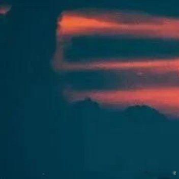 夜，似是一匹幽沉的绸缎，自天际缓缓铺展而下，将白日的喧嚣尽数掩去。万籁俱寂之时，