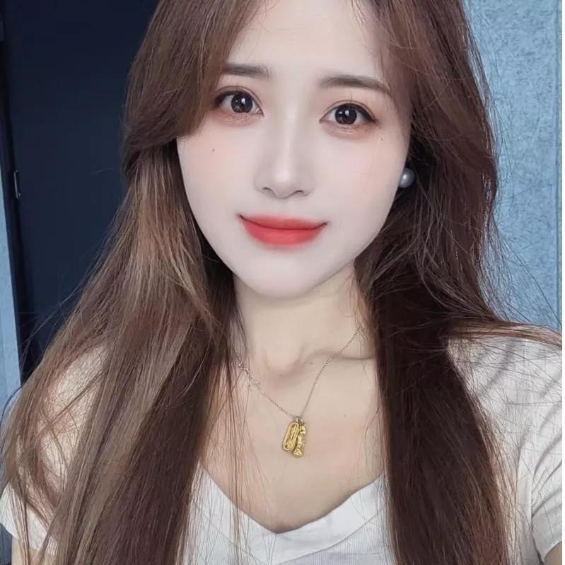 甜美少女，温柔笑颜，粉色珍珠耳环，清新自然。少女粉耳饰 温柔花朵耳饰 甜美的耳环