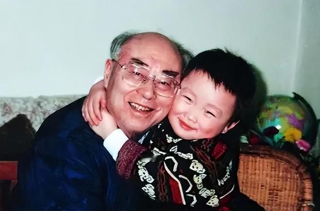 [微风]1967年，孙玉芹打开门，看到一个皮肤黝黑、胡子拉碴的男人，7岁儿子看到