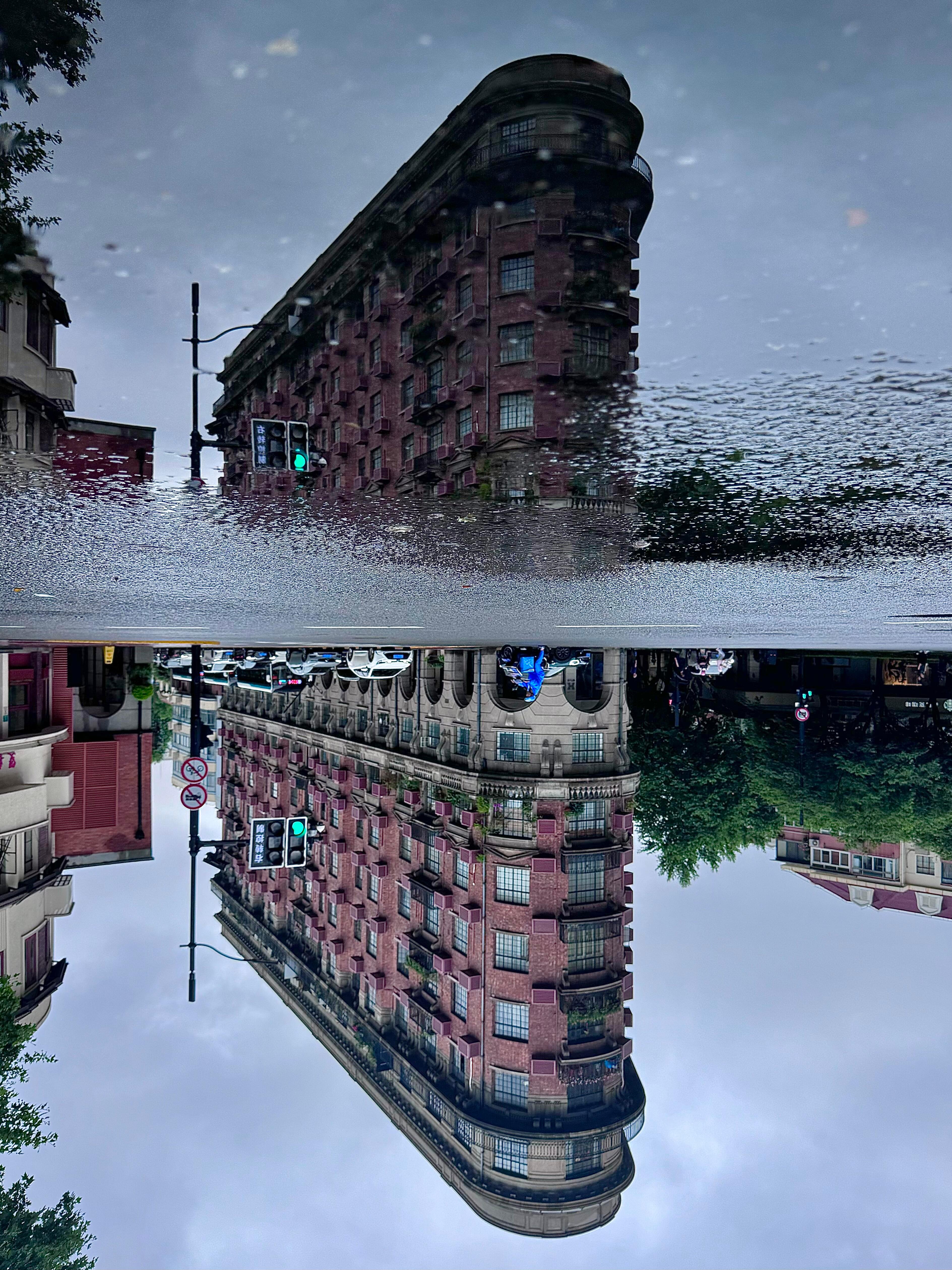 终于明白了为什么大雨会让整座城市颠倒。 