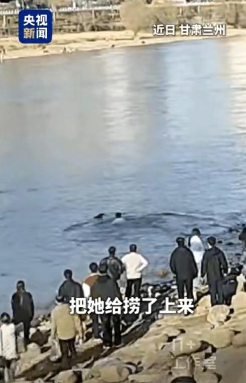 甘肃兰州，黄河里面飘着一个人，众人在岸上施救，不料有一个大学生，啥也不顾跳入刺骨