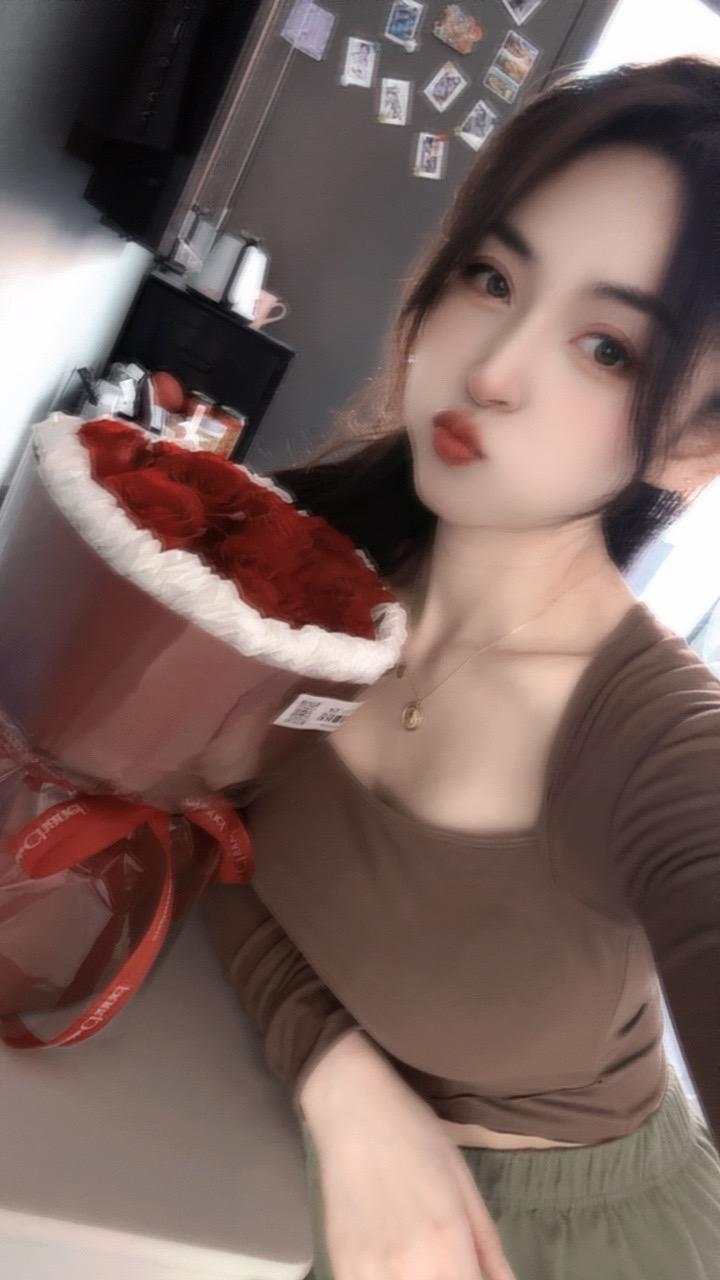 我呢，会有破碎，但阳光明媚才是我。