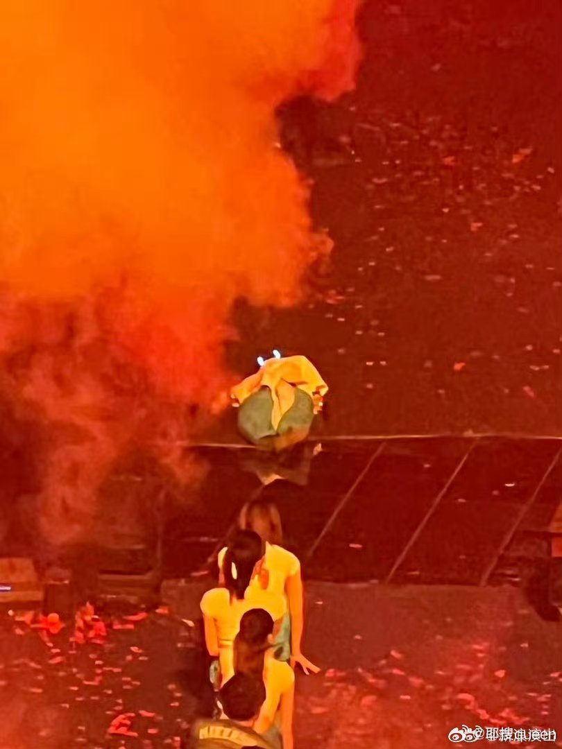 张杰鸟巢机器人演我上班真的要被张杰演唱会的机器人笑晕！表演时状况百出还做错动作，