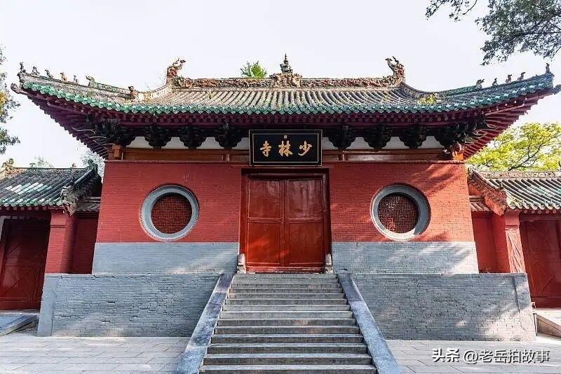 少林寺山门上的“少林寺”三个字是乾隆写的？！
刚刚到幼儿园门口接孩子，去的早了，