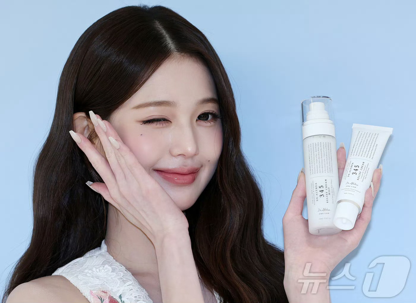 张元英玫瑰花裙张元英品牌活动造型好美白色无袖连衣裙搭配立体粉玫瑰花，温柔纯净感拉
