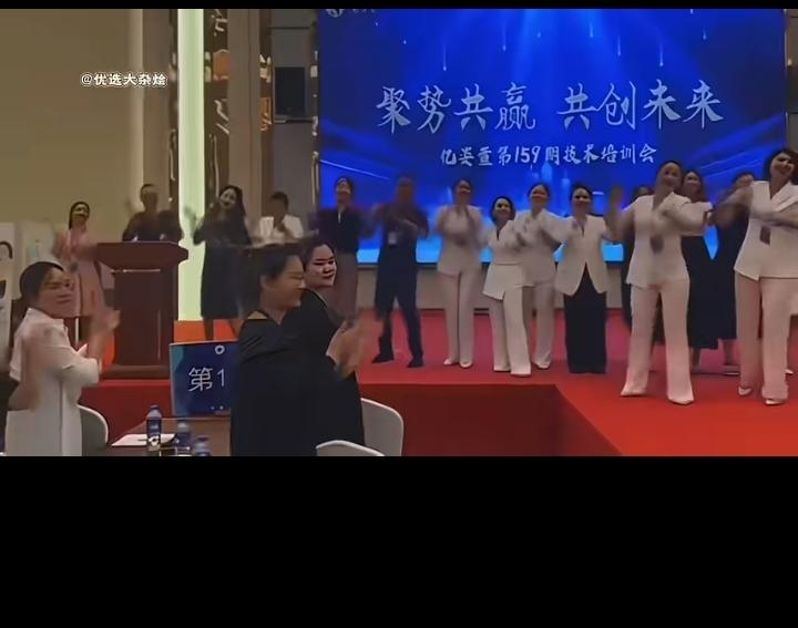 现在很多搞微商，搞保险，卖老年人保健品的，到处拉人头，搞讲座，送礼物，甚至请客，